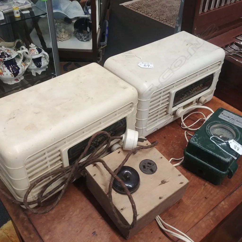 TWO BAKELITE VALVE RADIOS Image 1++