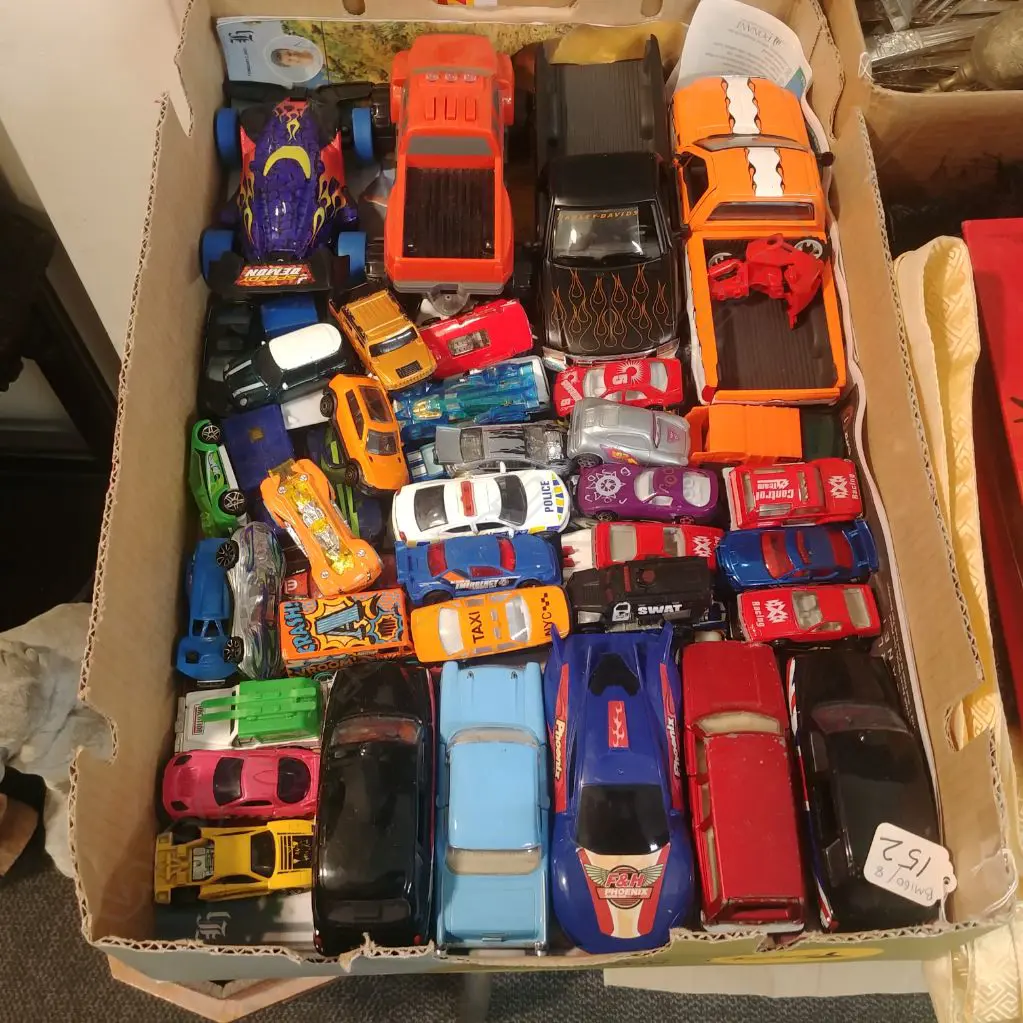 BOX OF TOY CARS  Image 1++