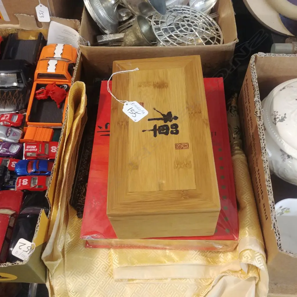 2 PCS CHINESE FABRIC + BOX + CIG CARD ALBUM Image 1++