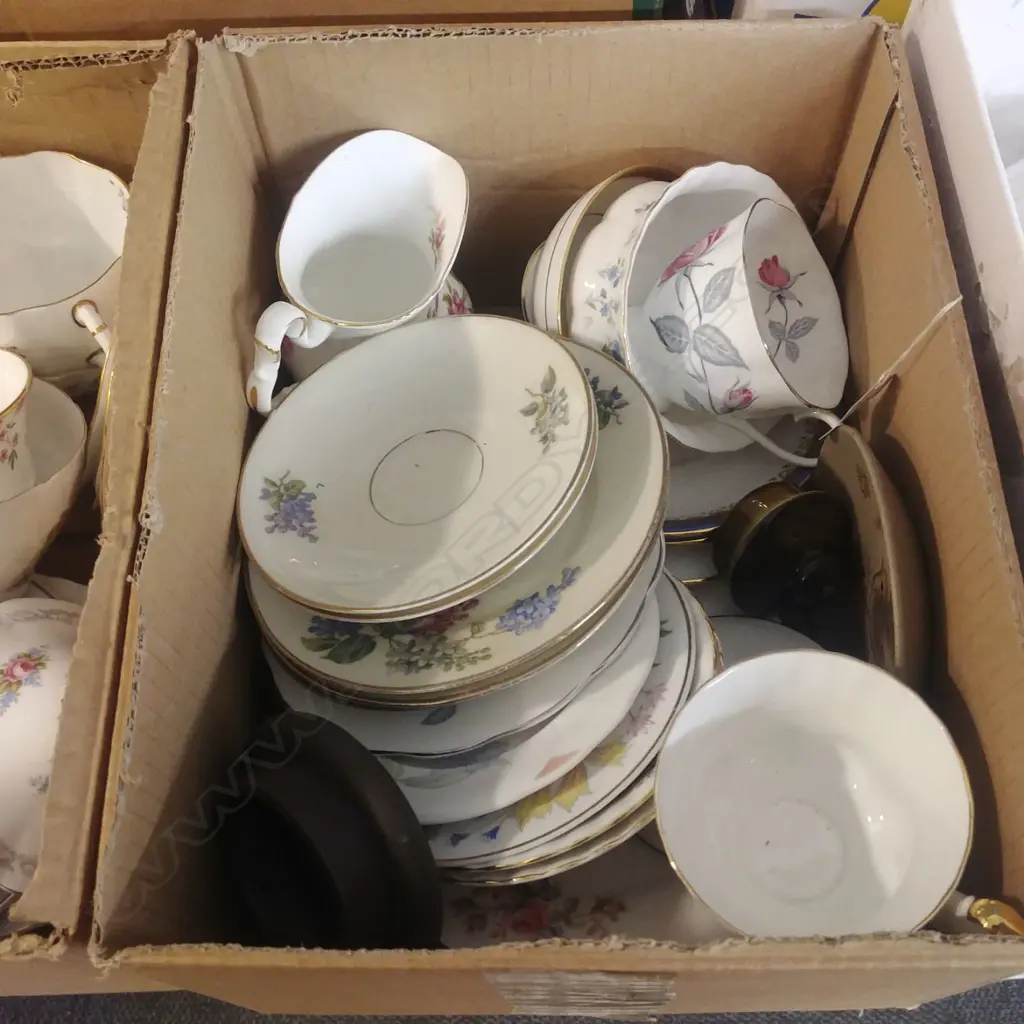 BOX OF ASSORTED CHINA, ODDMENTS Image 1++