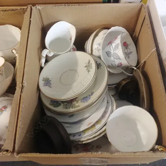 BOX OF ASSORTED CHINA, ODDMENTS