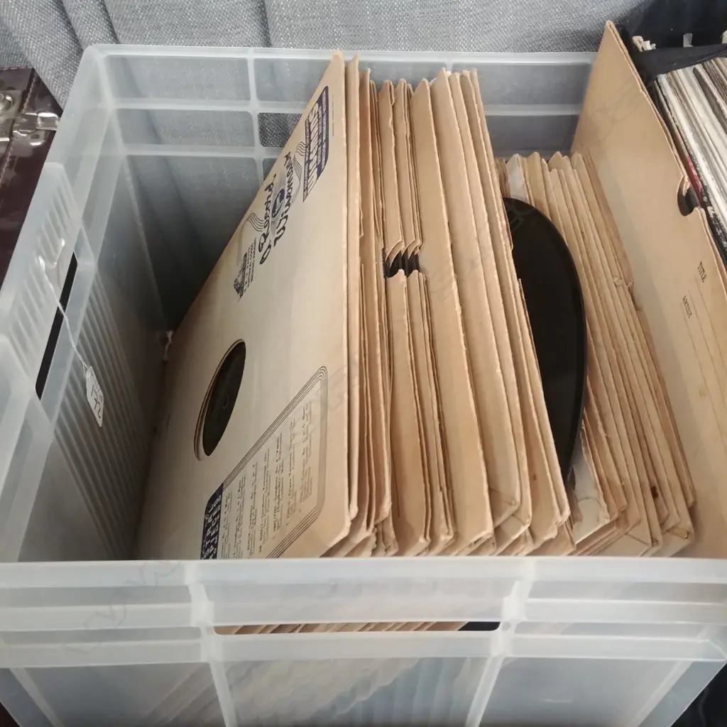 BOX OF VINTAGE  RECORDS Image 1++