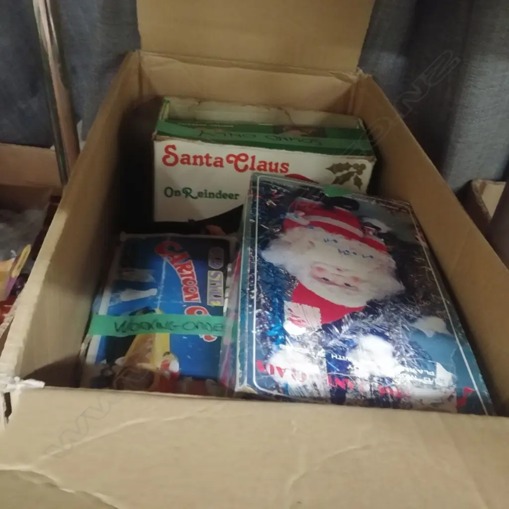 5 VINTAGE BATTERY OPERATED TOYS Image 1++