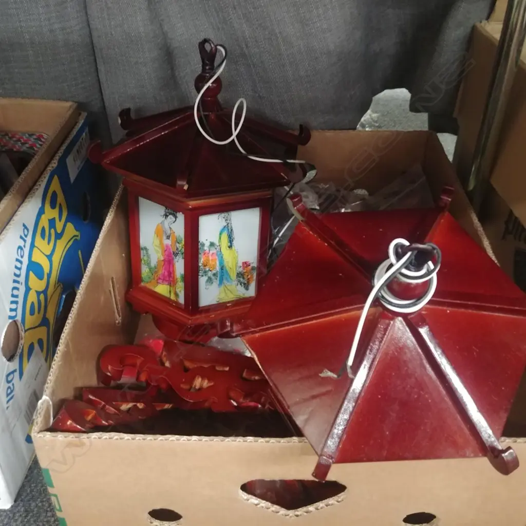 BOX OF CHINESE LANTERNS  Image 1++