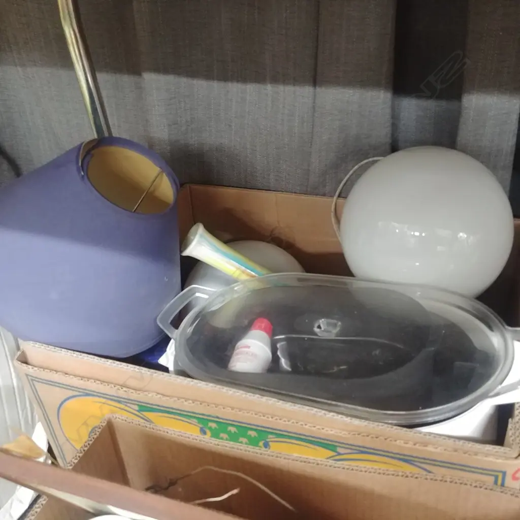 BOX OF LIGHT FITTINGS / STEAMER ETC Image 1++