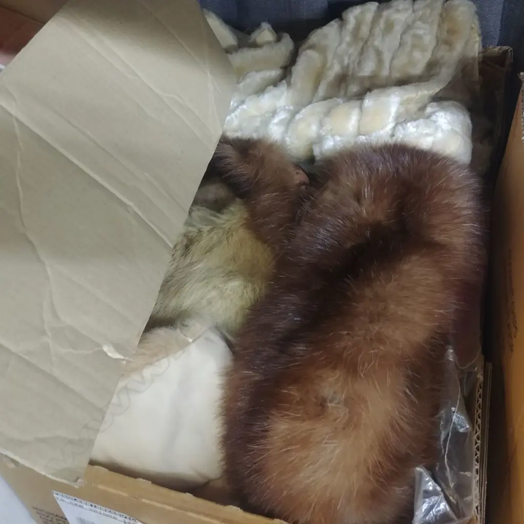 LOT OF VINTAGE FABRICS+FURS Image 1++