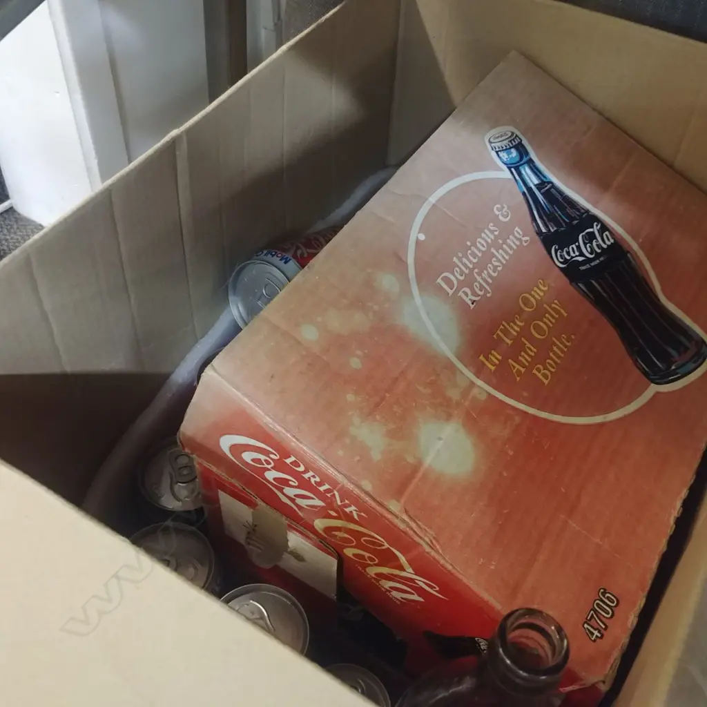 BOX OF COCA-COLA COLLECTABLES  Image 1++