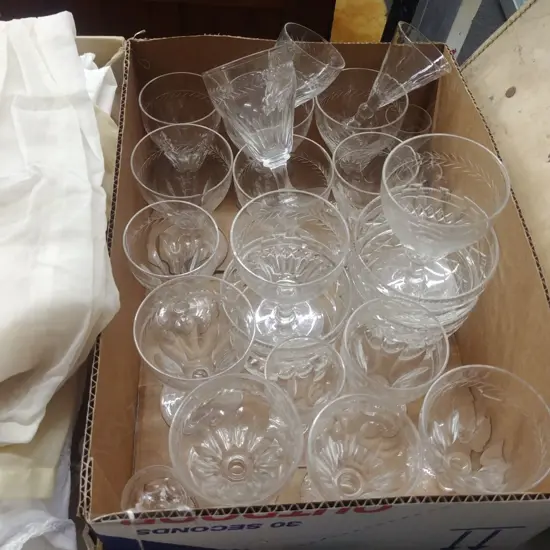 BOX OF GLASSWARE 