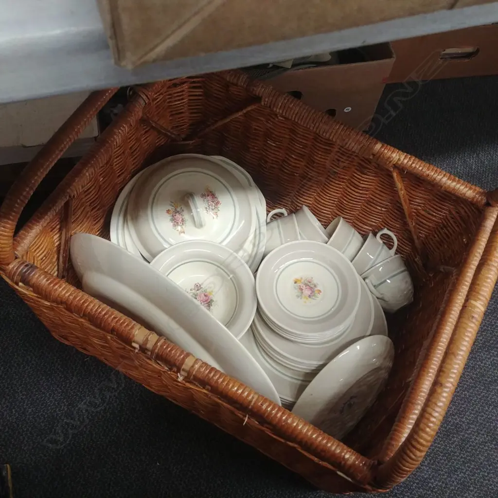 PART DINNER SERVICE IN CANE BASKET  Image 1++