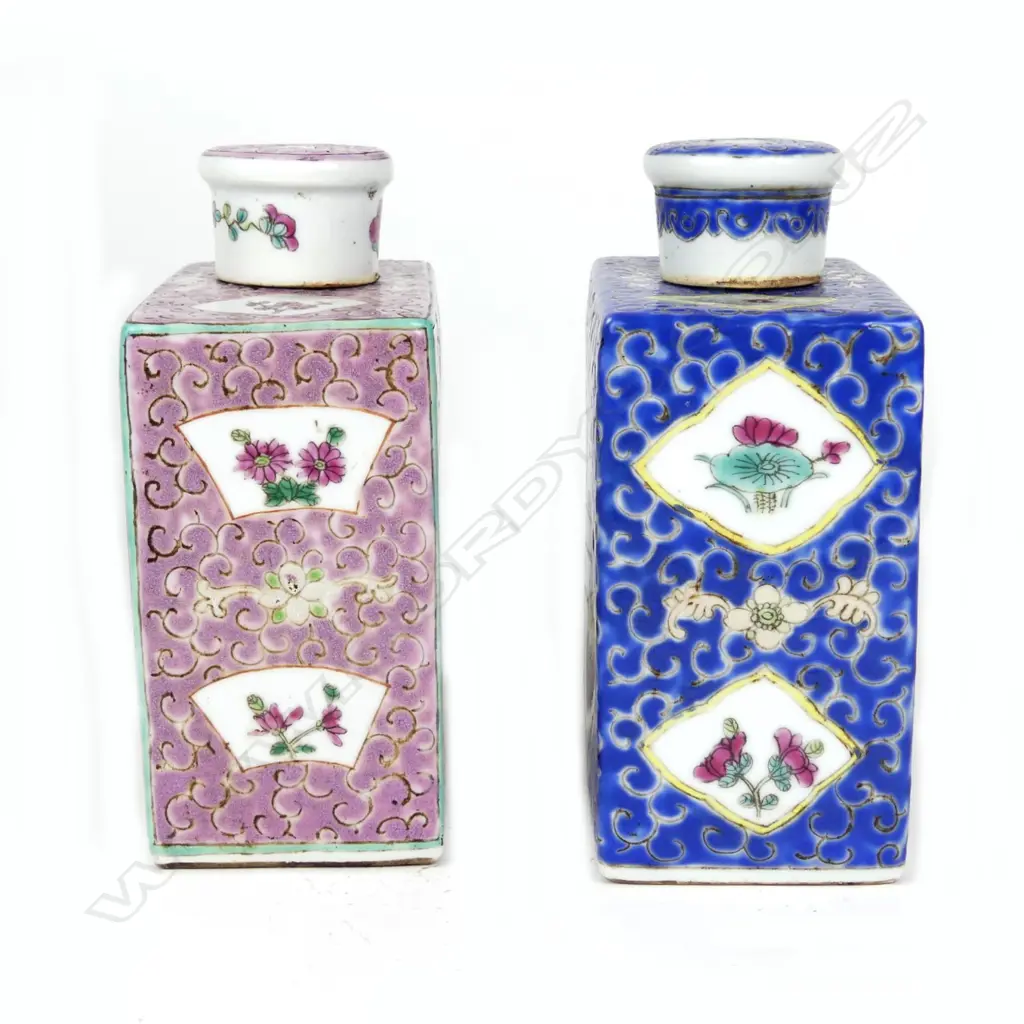 A pair of Qianlong period porcelain tea caddies Image 1++