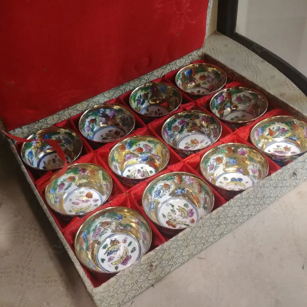 SET OF 12 CHINESE HAND PAINTED TEA CUPS Image 1++