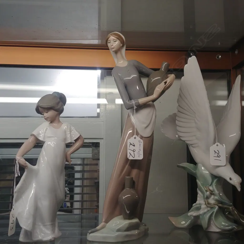 LLADRO FIGURE WOMAN WITH URNS Image 1++