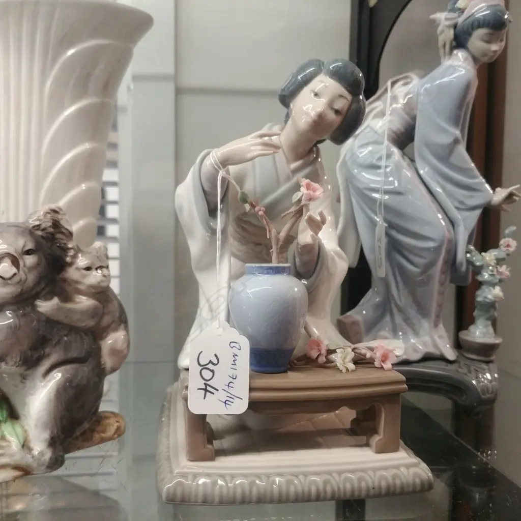 LLADRO CHINESE GIRL FLOWER ARRANGING Image 1++