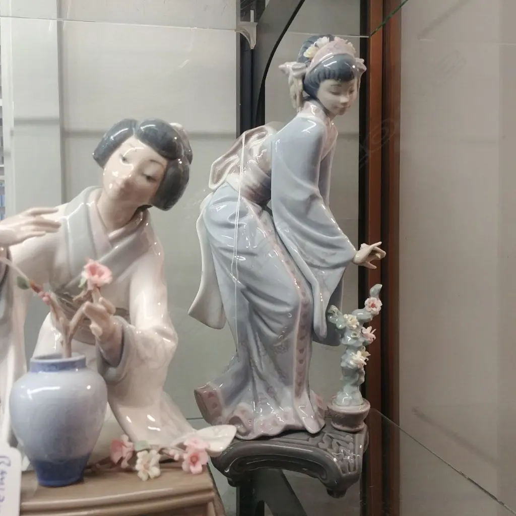 LLADRO CHINESE GIRL WITH FLOWERS Image 1++