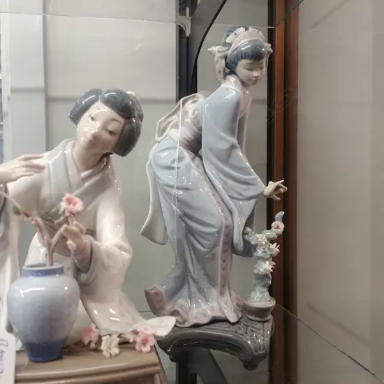 LLADRO CHINESE GIRL WITH FLOWERS