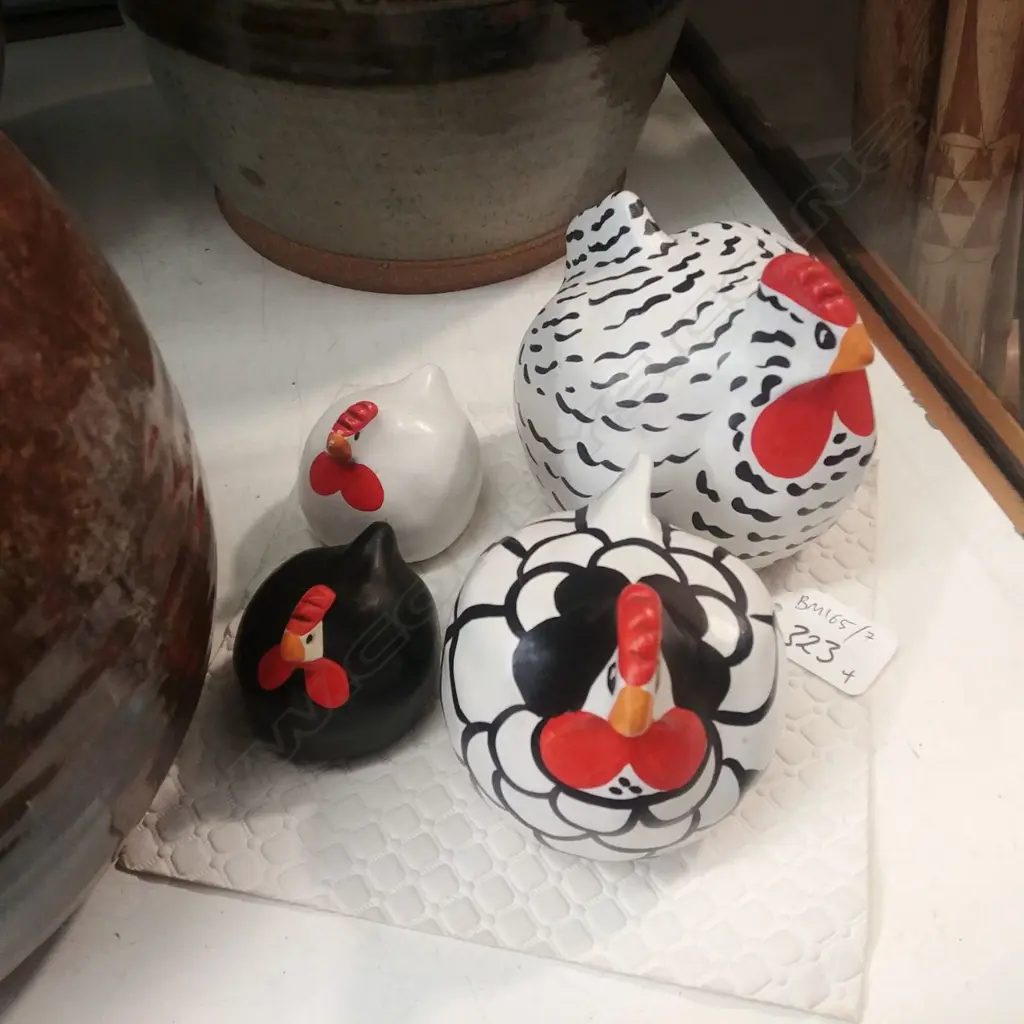 SET 4 HAPPY HEN ORNAMENTS  Image 1++