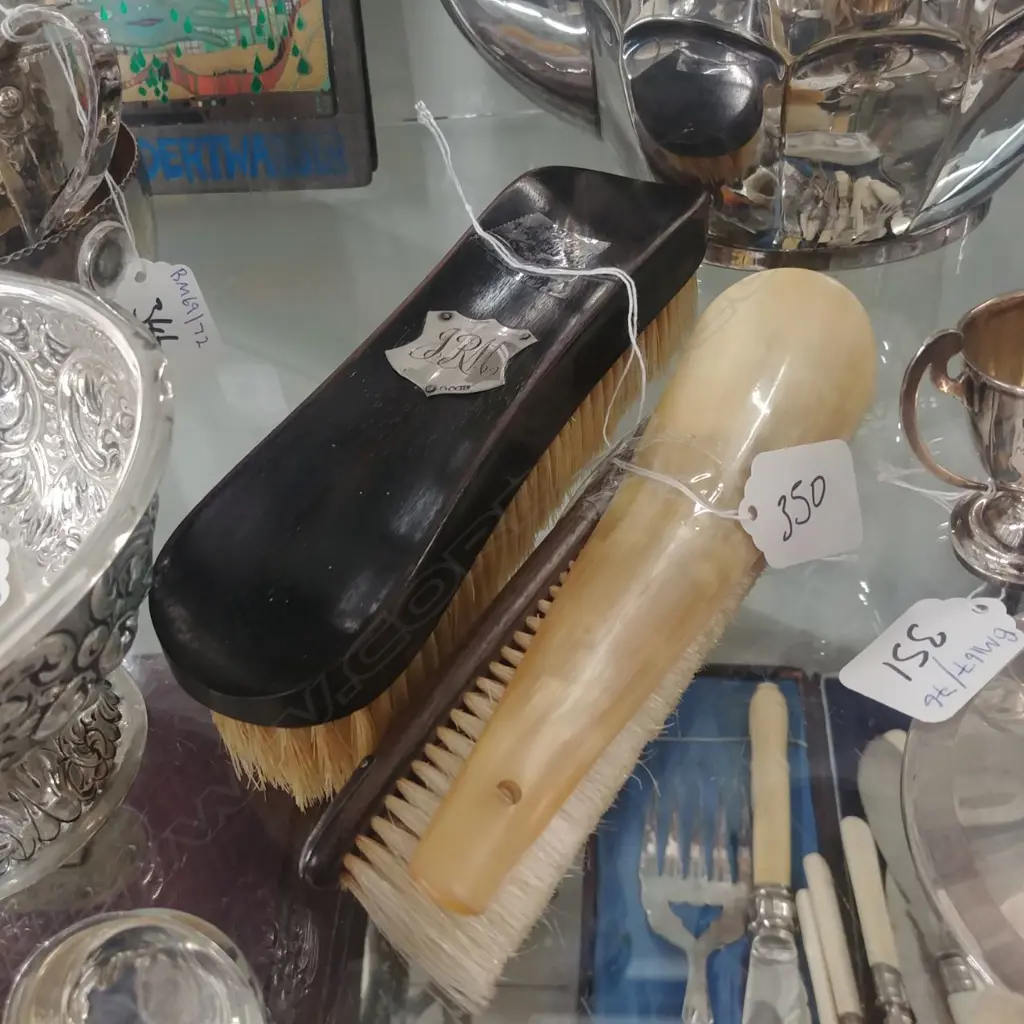 2X CLOTHES BRUSHES WITH SILVER; 1 HORN SHOE HORN Image 1++