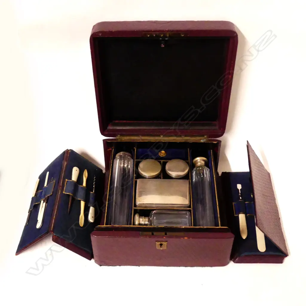 A Victorian travelling vanity set Image 1++