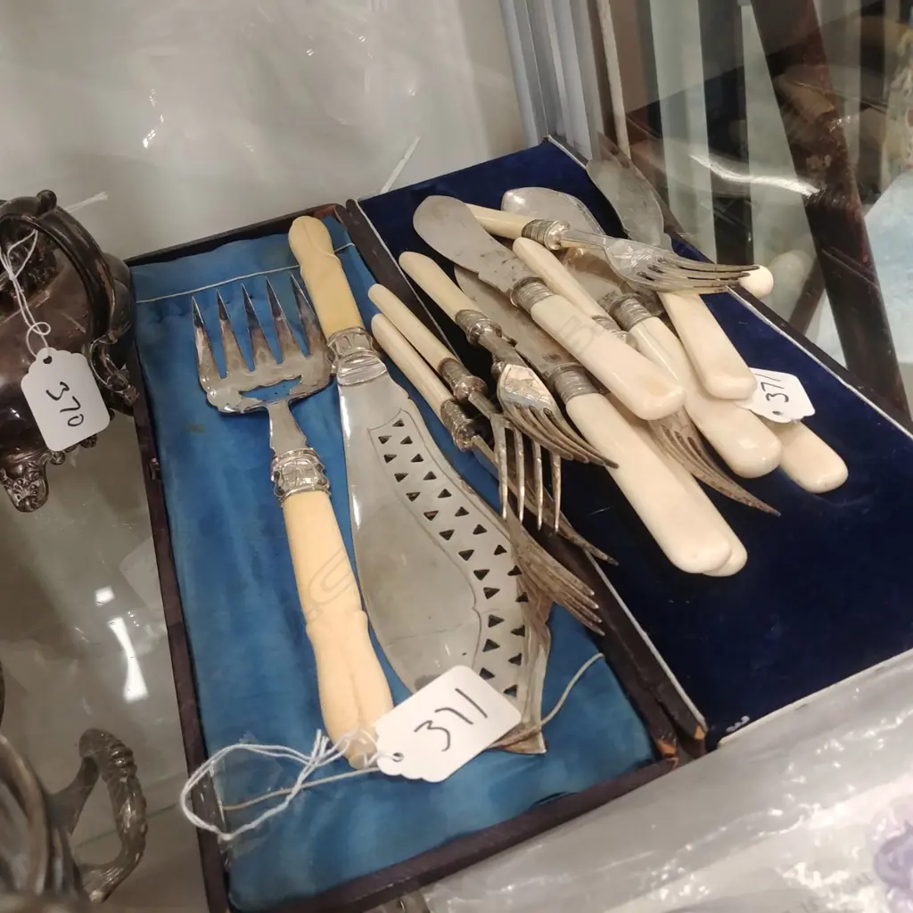 A set of ivory handled and silver plate fish servers Image 1++