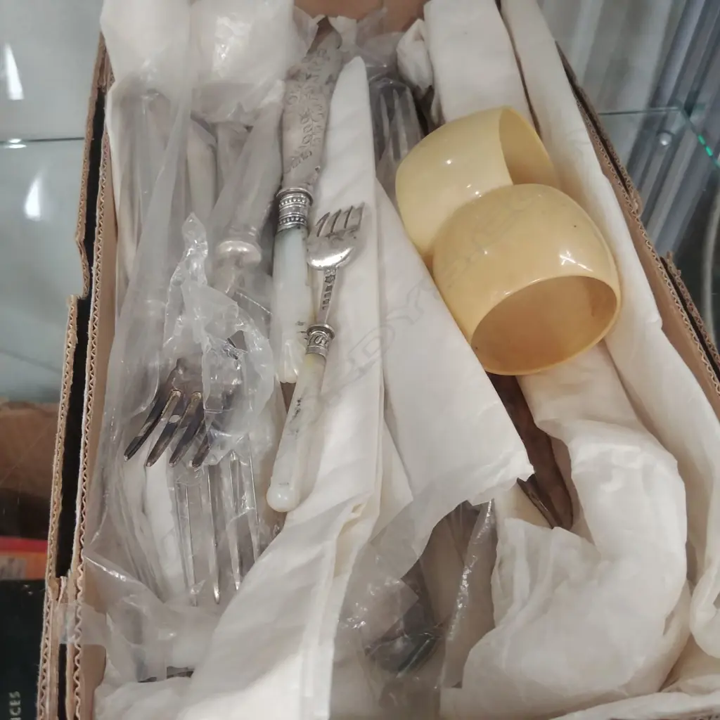 BOX OF MIXED CUTLERY ETC. Image 1++