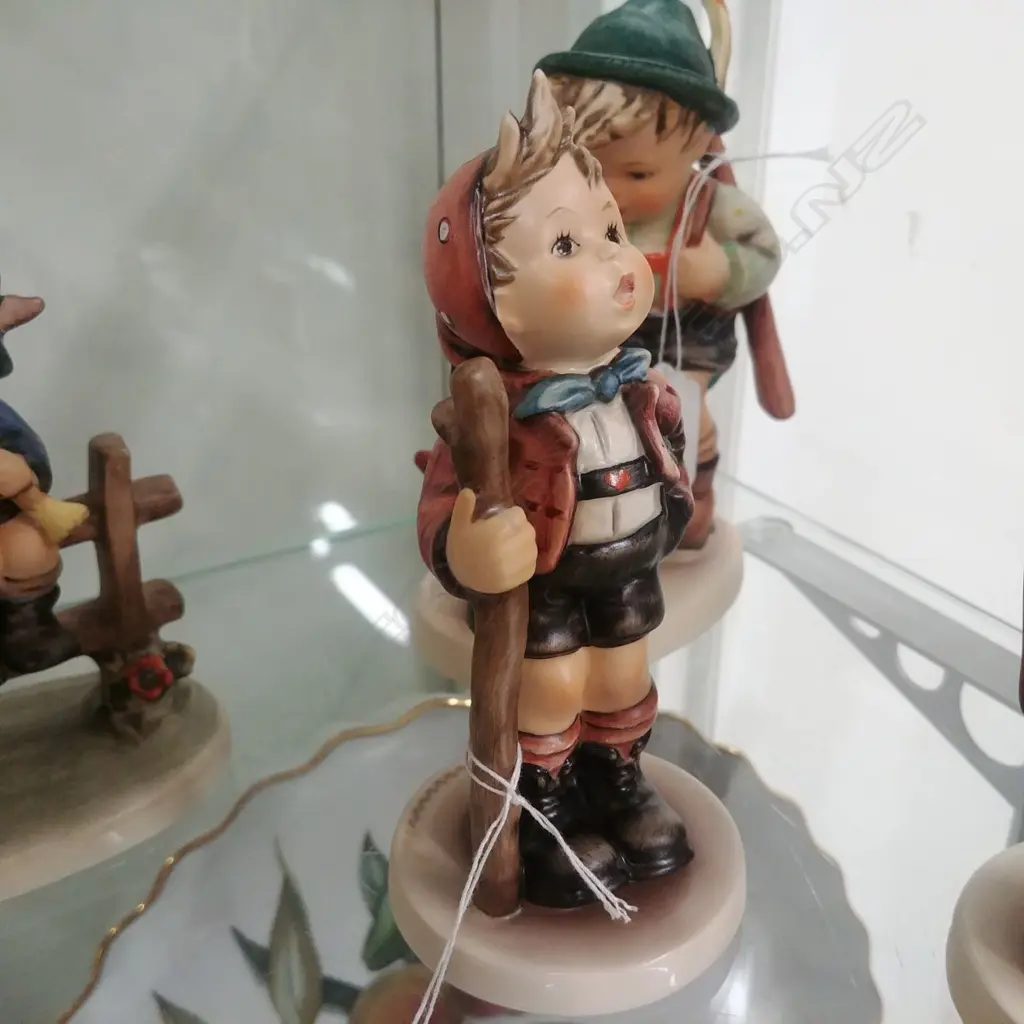 HUMMEL  #760 COUNTRY SUITOR Image 1++