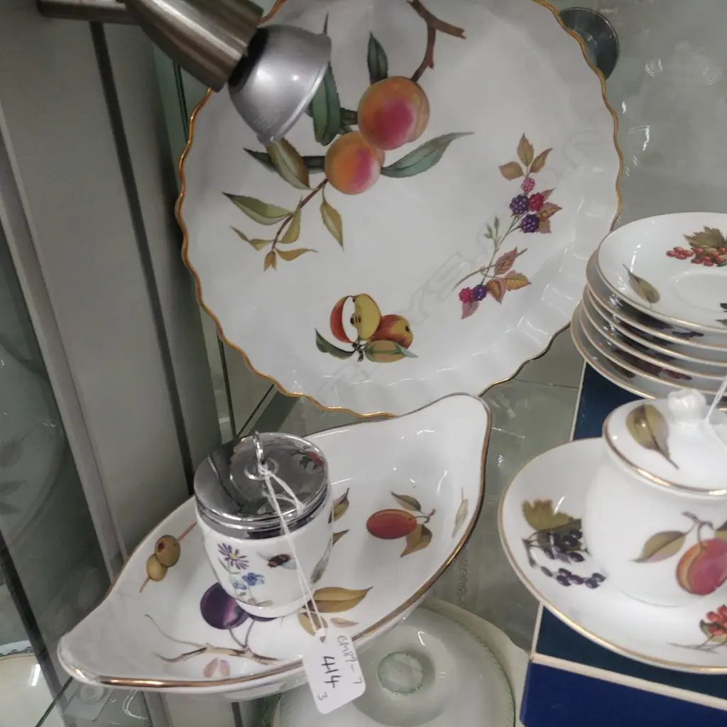 2 WORCESTER PLATES + LIDDED POT Image 1++