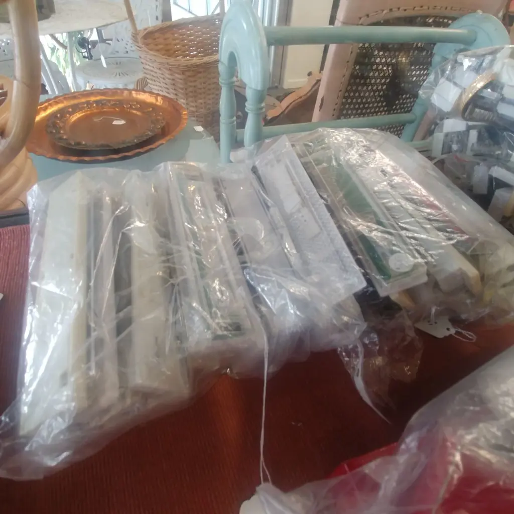 2 BAGS  ASST WOMEN'S WATCH STRAPS Image 1++