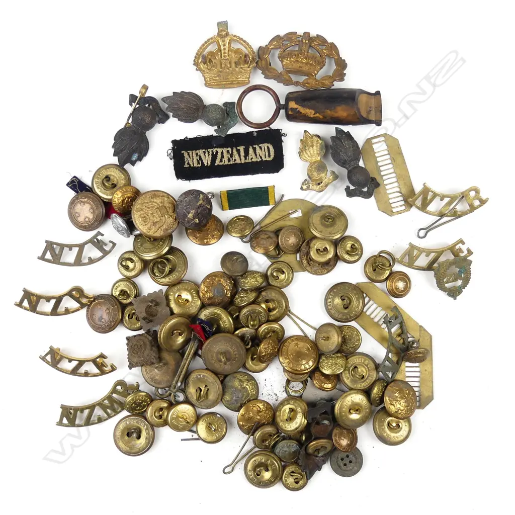 BAG LOT WW2 BUTTONS HAT BADGES ETC Image 1++