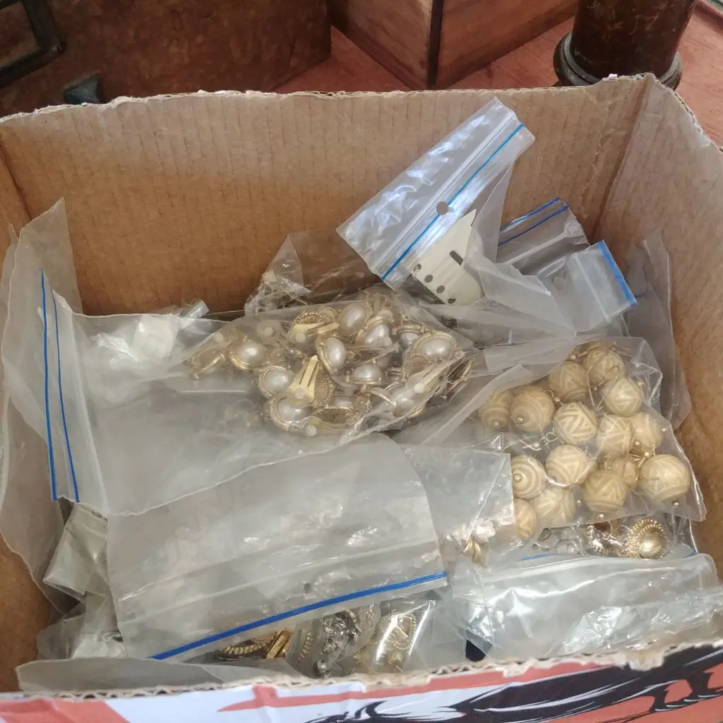 BOX OF COSTUME EARRINGS  Image 1++