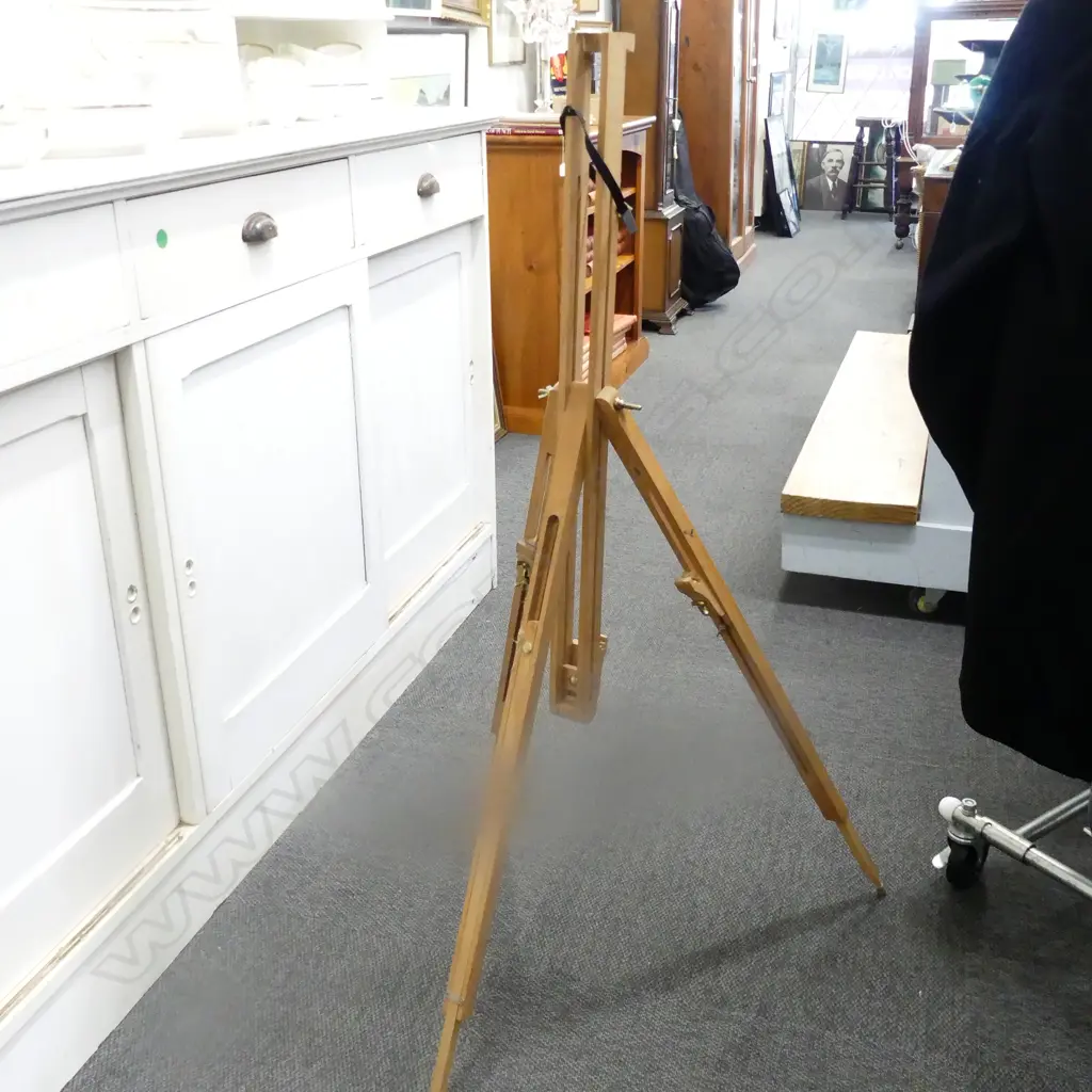 WOODEN EASEL Image 1++