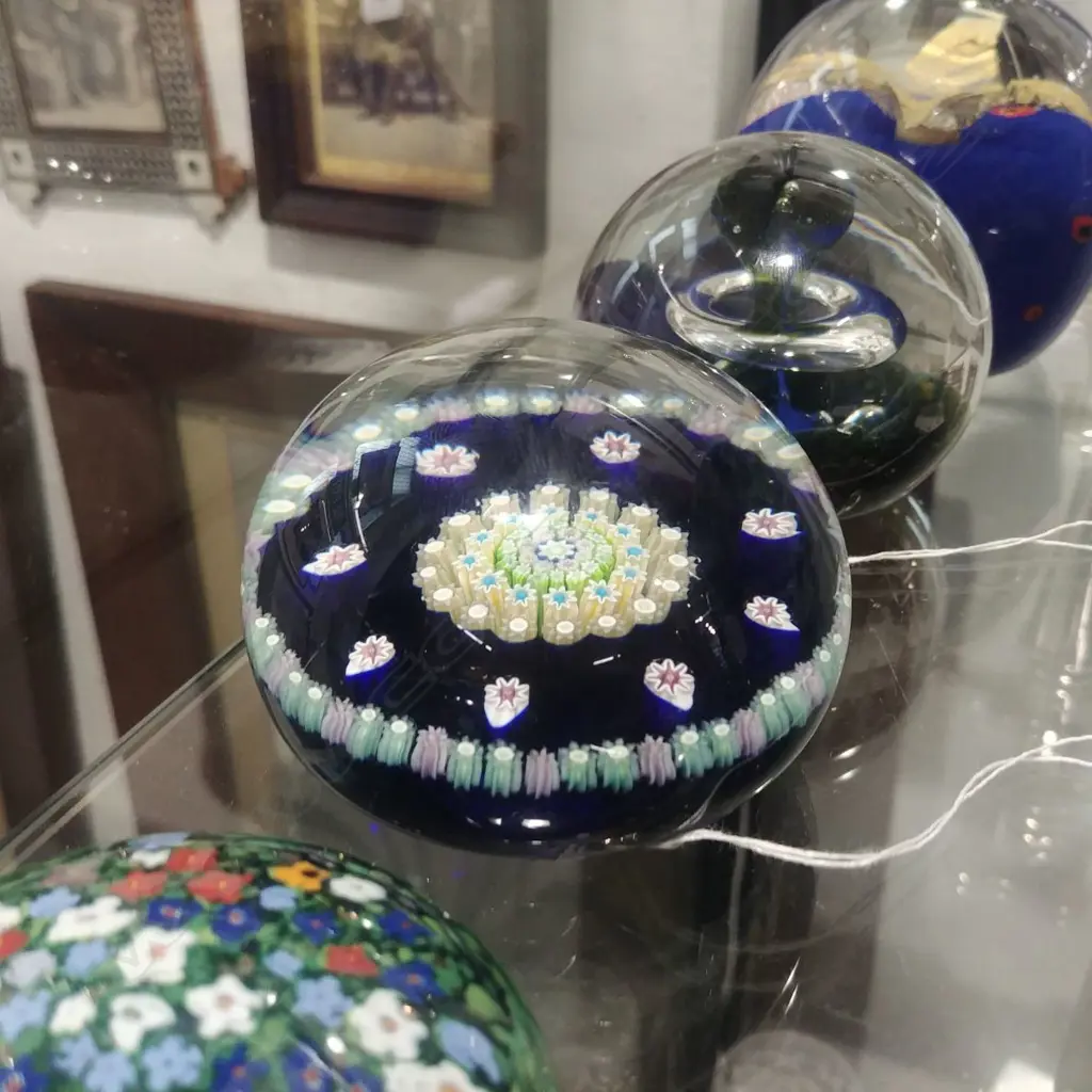 PERTHSHIRE GLASS PAPERWEIGHT Image 1++