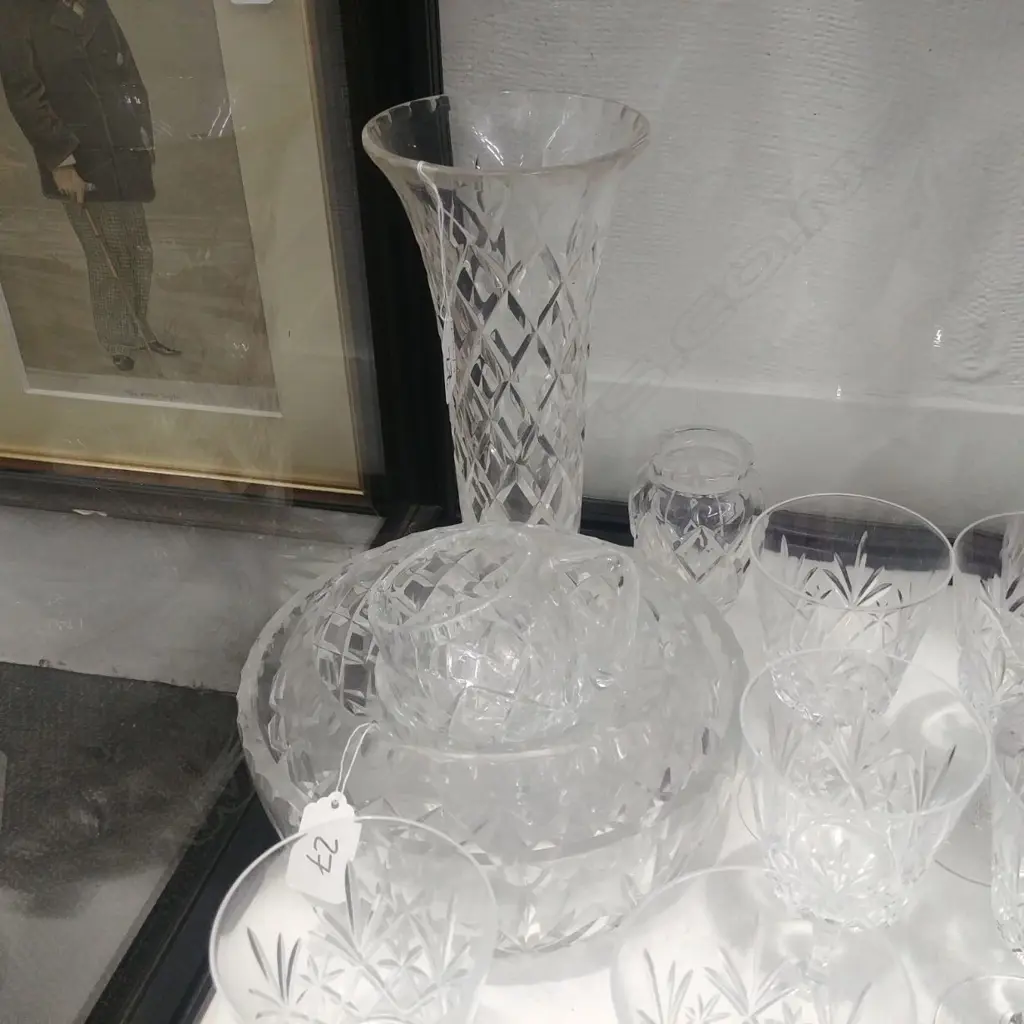 2X CRYSTAL VASES; 2 CRYSTAL BOWLS, 2 MILK/S Image 1++