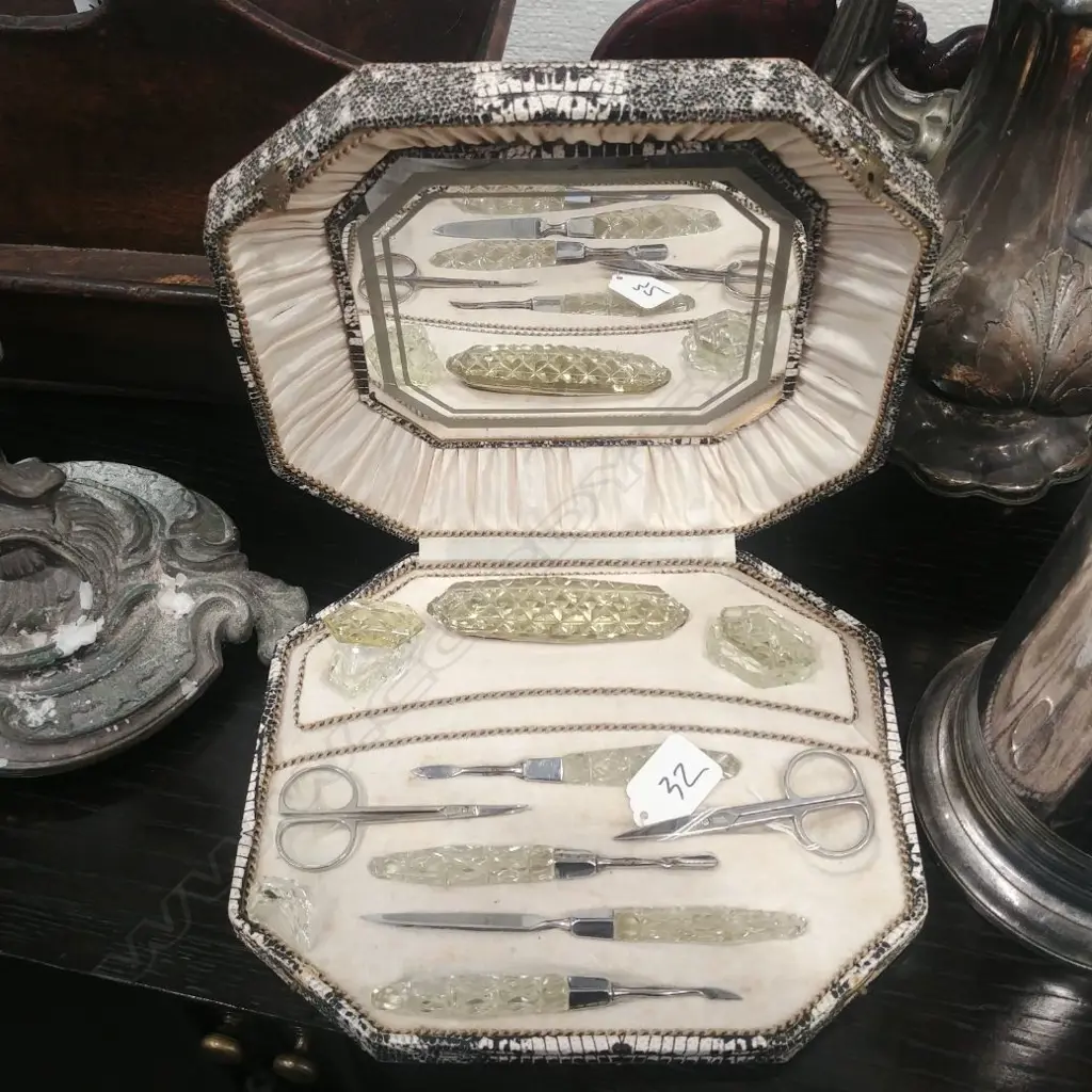 MANICURE SET WITH CUT GLASS IMPLEMENTS Image 1++