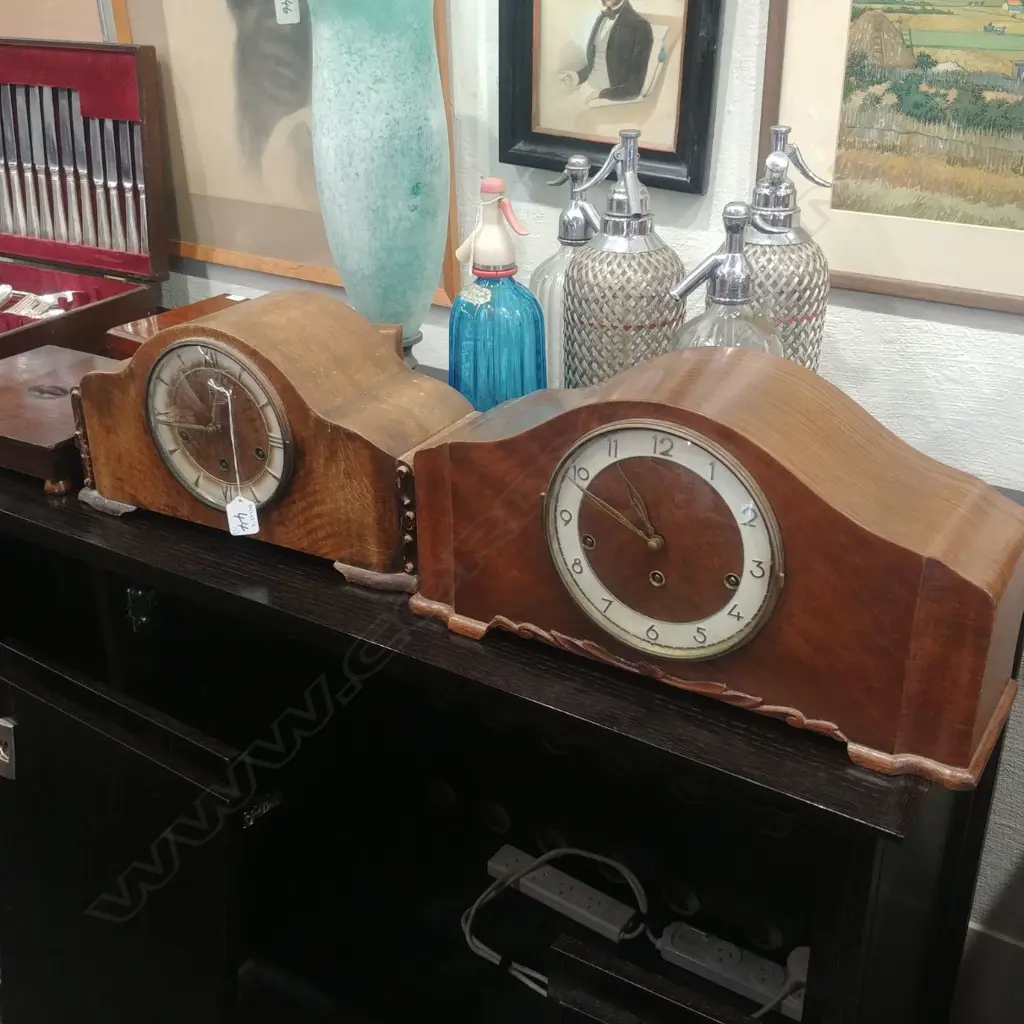 2 VINTAGE WOODEN MANTLE CLOCKS Image 1++