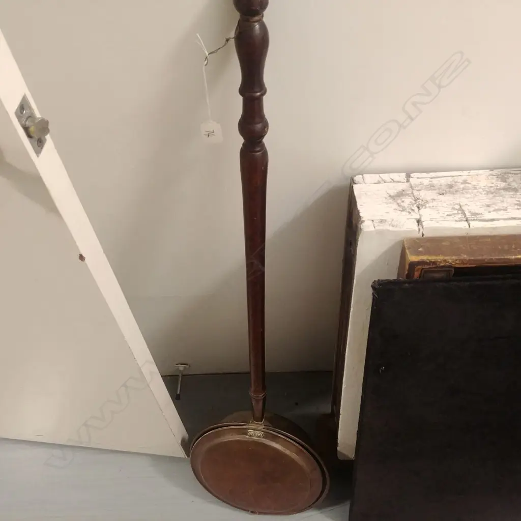 VICT COPPER BED WARMER TURNED HANDLE Image 1++