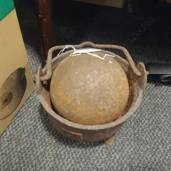 IRON CANNONBALL & SMALL CAULDRON