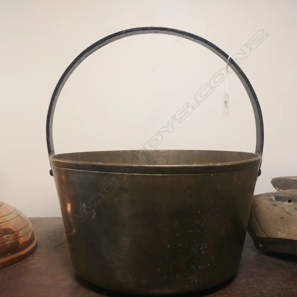 BRASS PRESERVE POT  + 2 COPPER DISHES Image 1++