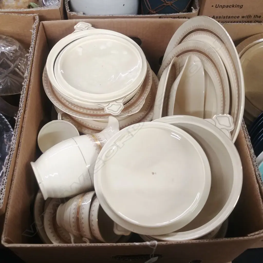 CREAM & GILT PART DINNER SERVICE Image 1++