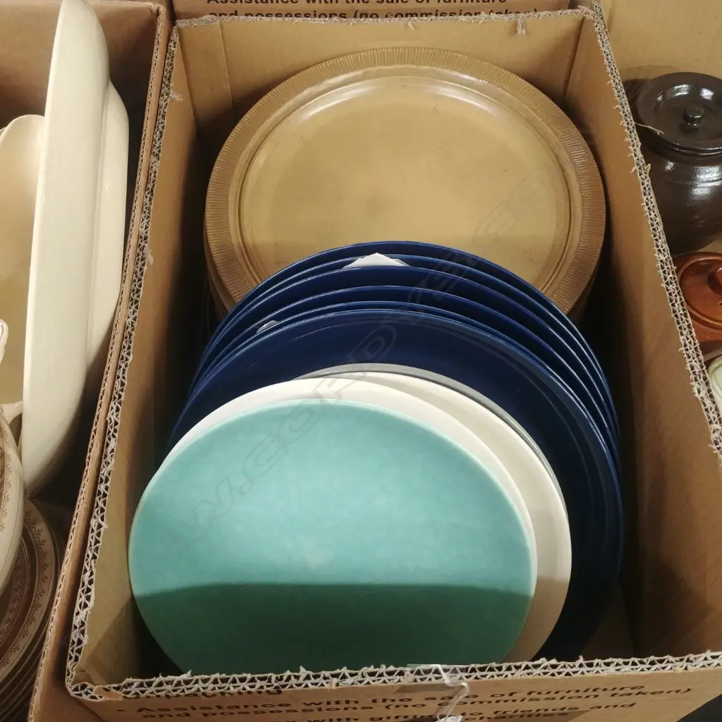 BOX OF TABLE WARE PLATES Image 1++