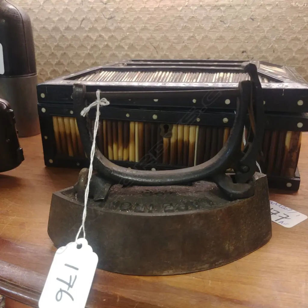 VINTAGE METAL LACE IRON W REMOVABLE HANDLE Image 1++