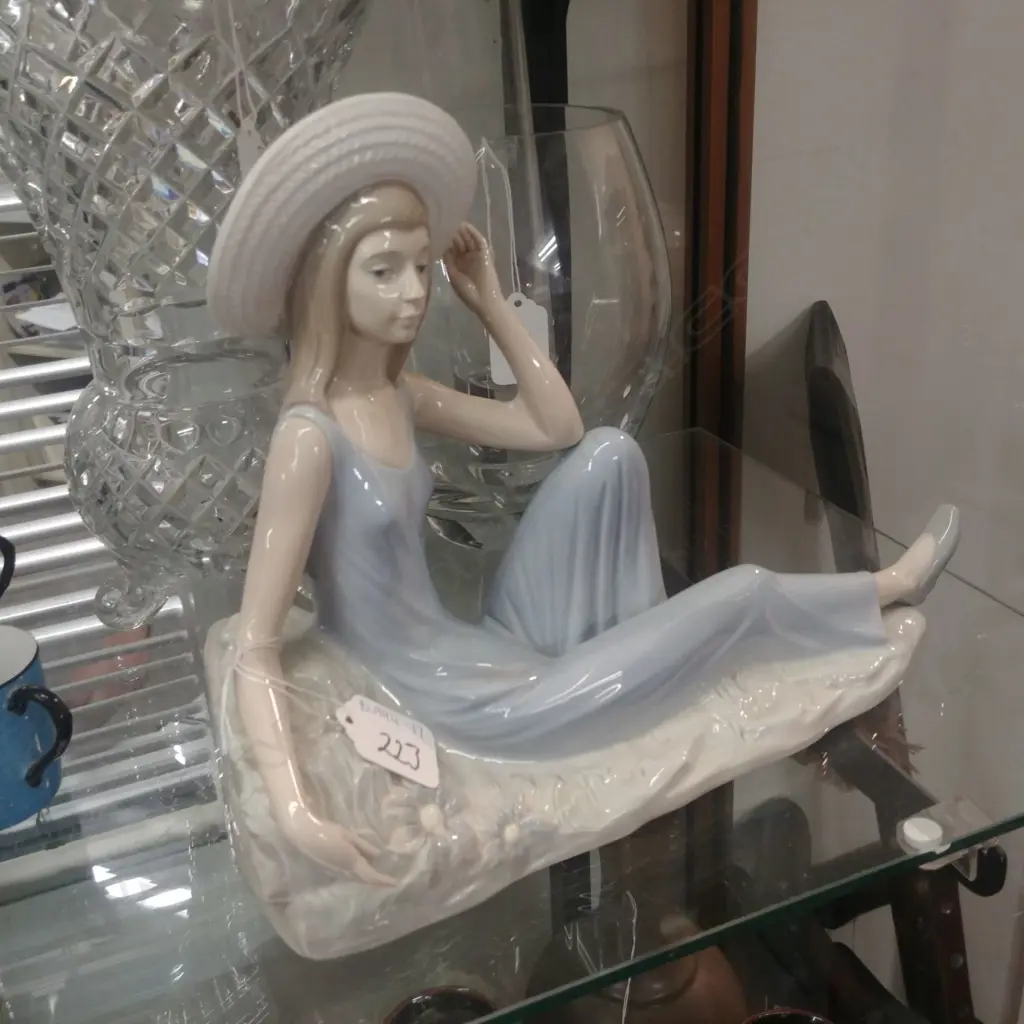 NAO GIRL WITH HAT Image 1++