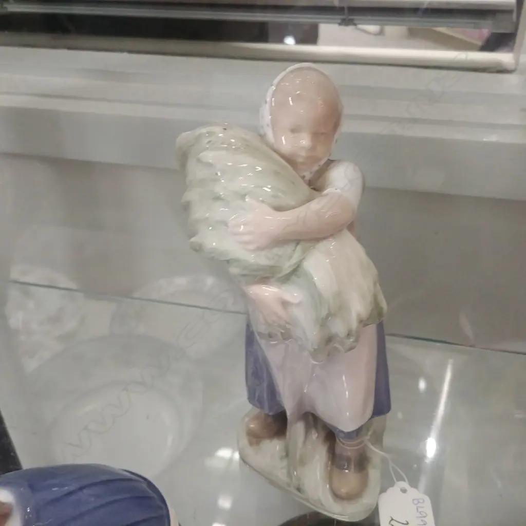 COPENHAGEN GIRL WITH HAY Image 1++