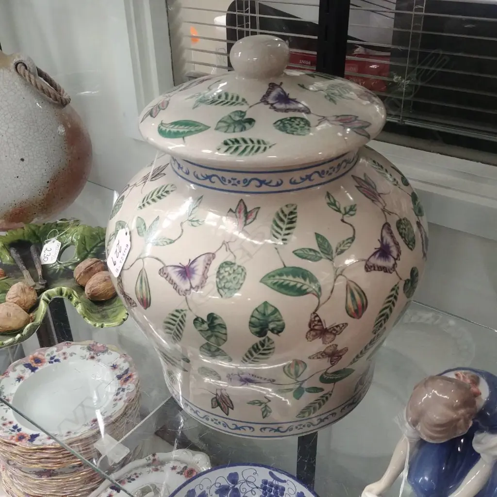 LARGE CERAMIC URN WITH BUTTERFLIES Image 1++