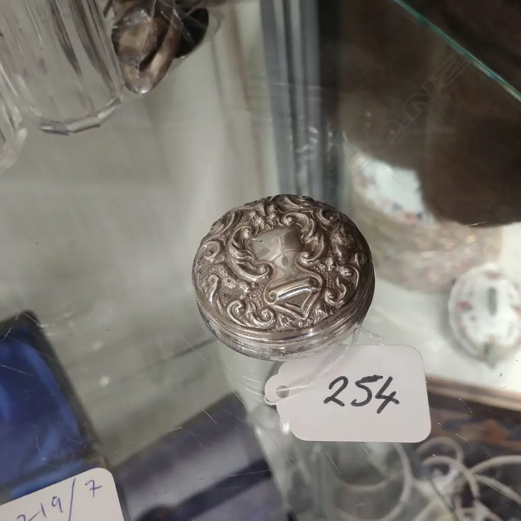 SILVER EMBOSSED VANITY ROUGE POT Image 1++