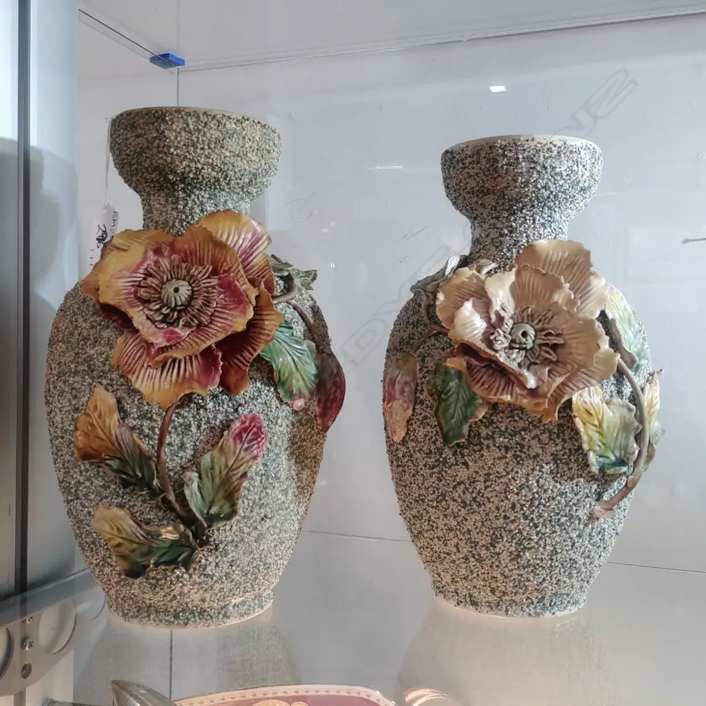 PR FLORAL RELIEF VASES Image 1++