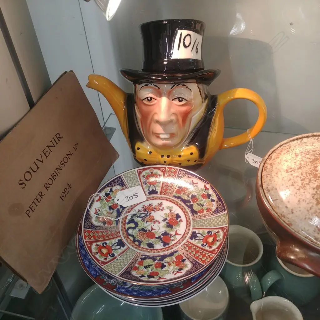 NOVELTY TEAPOT/4 IMARI PLATES+SOUVENIR BOOKLET Image 1++