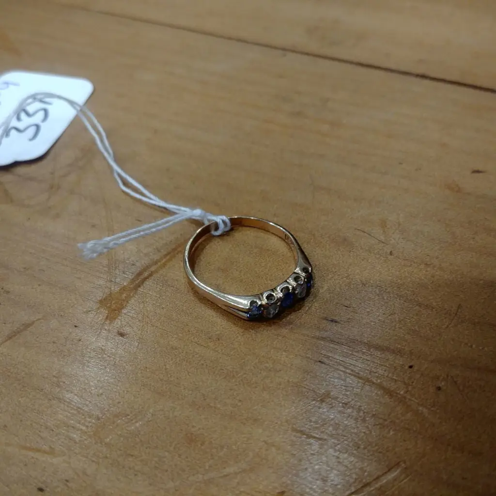 18CT GOLD DIAMOND AND SAPPHIRE RING Image 1++