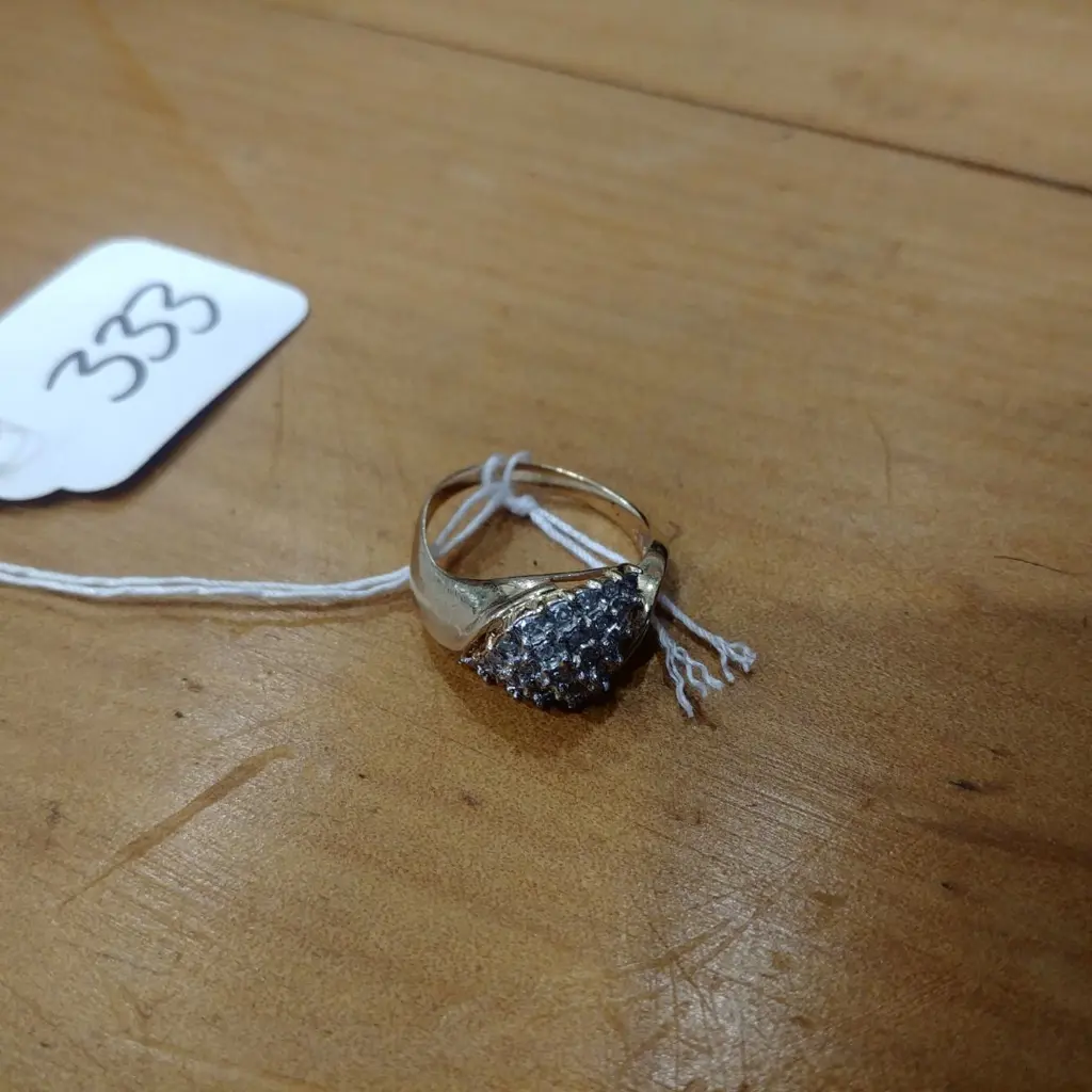 9CT GOLD DIAMOND CLUSTER RING Image 1++