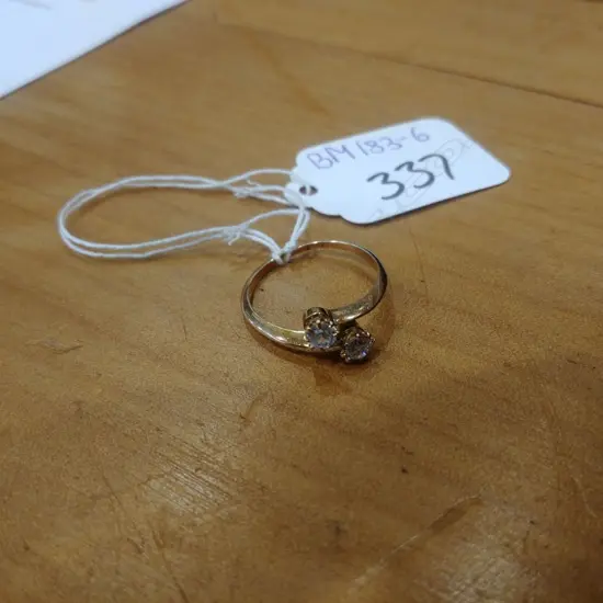 18CT GOLD AND DIAMOND RING (ONE FAUX DIA)