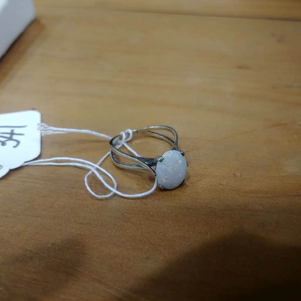 9CT GOLD AND OPAL RING Image 1++